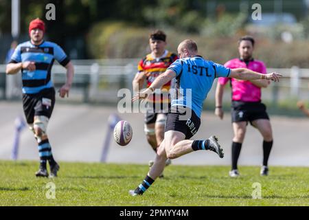 15. April 2023; Carmarthen Park, Carmarthen, Wales: Indigo Premiership Rugby, Carmarthen Quins versus Cardiff; Cardiffs voller Rücken Dan Fish (15) räumt seine Linien. Kredit: Action Plus Sports Images/Alamy Live News Stockfoto