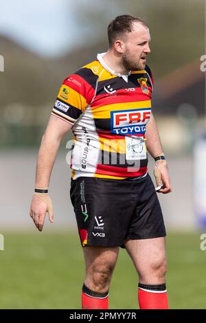 15. April 2023; Carmarthen Park, Carmarthen, Wales: Indigo Premiership Rugby, Carmarthen Quins versus Cardiff; Carmarthen Quins Nachfolger Ollie Evans (16) in Aktion. Kredit: Action Plus Sports Images/Alamy Live News Stockfoto