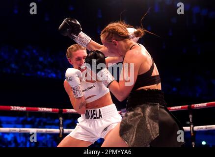 Lucy Wildheart (links) in Aktion gegen Mikaela Mayer während des WBC
