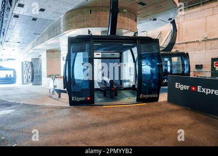 Leerer Gondellift mit offenen Türen am modernen Grindelwald Terminal Stockfoto