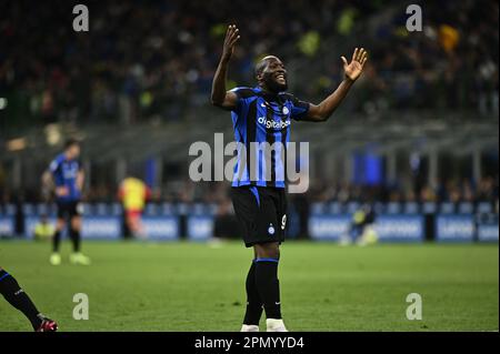 Romelu Lukaku vom FC Internazionale Gesten während des italienischen Fußballspiels der Serie A FC Internazionale gegen Monza im San Siro Stadium in Mailand, Italien am 15. April 2023 Kredit: Piero Cruciatti/Alamy Live News Stockfoto