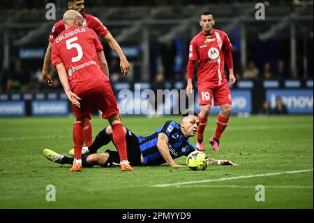 Lautaro Martinez vom FC Internazionale in Aktion während des Fußballspiels FC Internazionale gegen Monza der italienischen Serie A im San Siro Stadium in Mailand, Italien am 15. April 2023 Kredit: Piero Cruciatti/Alamy Live News Stockfoto