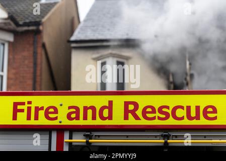Essex County Fire & Rescue Service bei einem Hausbrand in Westcliff on Sea, Essex, Großbritannien. Rauch vom Grundstück. Titel für Feuerwehr und Rettungsdienste Stockfoto