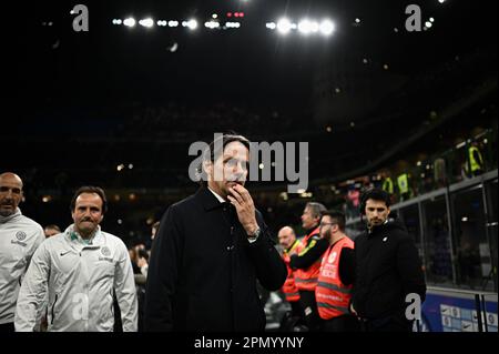 Simone Inzaghi, Cheftrainer des FC Internazionale in Aktion während des italienischen Fußballspiels der Serie A FC Internazionale gegen Monza im San Siro Stadium in Mailand, Italien, am 15. April 2023 Kredit: Piero Cruciatti/Alamy Live News Stockfoto