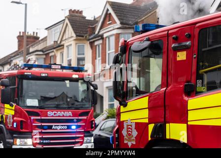 Essex County Fire & Rescue Service bei einem Hausbrand in Westcliff on Sea, Essex, Großbritannien. Feuerwehrwagen vor Ort, mit Rauch vom Grundstück Stockfoto