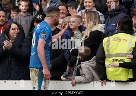 Chesterfield-Mittelfeldspieler Ryan Colclough mit Familie während des Spiels der National League zwischen Chesterfield FC und Eastleigh FC im Technique Stadium, Chesterfield, Großbritannien am 15. April 2023 Credit: Every Second Media/Alamy Live News Stockfoto