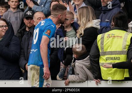 Chesterfield-Mittelfeldspieler Ryan Colclough mit Familie während des Spiels der National League zwischen Chesterfield FC und Eastleigh FC im Technique Stadium, Chesterfield, Großbritannien am 15. April 2023 Credit: Every Second Media/Alamy Live News Stockfoto