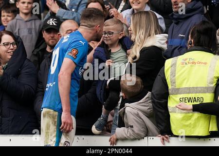 Chesterfield-Mittelfeldspieler Ryan Colclough mit Familie während des Spiels der National League zwischen Chesterfield FC und Eastleigh FC im Technique Stadium, Chesterfield, Großbritannien am 15. April 2023 Credit: Every Second Media/Alamy Live News Stockfoto