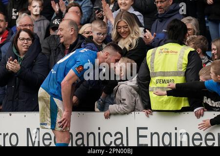 Chesterfield-Mittelfeldspieler Ryan Colclough mit Familie während des Spiels der National League zwischen Chesterfield FC und Eastleigh FC im Technique Stadium, Chesterfield, Großbritannien am 15. April 2023 Credit: Every Second Media/Alamy Live News Stockfoto