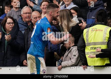 Chesterfield-Mittelfeldspieler Ryan Colclough mit Familie während des Spiels der National League zwischen Chesterfield FC und Eastleigh FC im Technique Stadium, Chesterfield, Großbritannien am 15. April 2023 Credit: Every Second Media/Alamy Live News Stockfoto