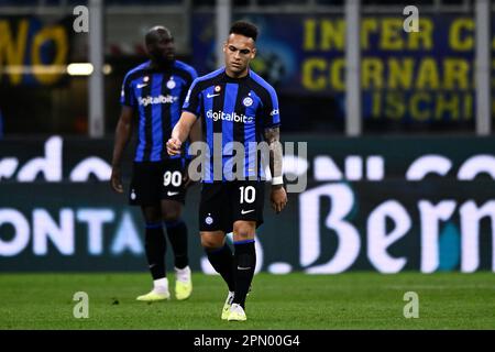 Mailand, Italien. 15. April 2023 Lautaro Martinez vom FC Internazionale und Romelu Lukaku vom FC Internazionale sehen während des Fußballspiels der Serie A zwischen dem FC Internazionale und dem AC Monza entworfen aus. Kredit: Nicolò Campo/Alamy Live News Stockfoto