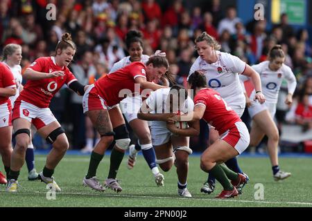 Cardiff, Großbritannien. 15. April 2023. Sadia Kabeya aus England (c) wird gestoppt. TikTok Women's Six Nations 2023 Championship, Wales Women gegen England Women im Cardiff Arms Park in Cardiff, South Wales, am Samstag, den 15. April 2023. Bild von Andrew Orchard/Andrew Orchard Sportfotografie/Alamy Live News Kredit: Andrew Orchard Sportfotografie/Alamy Live News Stockfoto