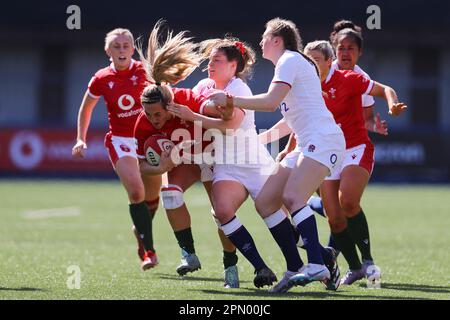 Cardiff, Großbritannien. 15. April 2023. Courtney K8 aus Wales (l) wird angegriffen. TikTok Women's Six Nations 2023 Championship, Wales Women gegen England Women im Cardiff Arms Park in Cardiff, South Wales, am Samstag, den 15. April 2023. Bild von Andrew Orchard/Andrew Orchard Sportfotografie/Alamy Live News Kredit: Andrew Orchard Sportfotografie/Alamy Live News Stockfoto