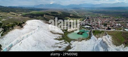 Eine Luftperspektive auf die idyllische Landschaft rund um die Pamukkale Thermalbäder in der Türkei Stockfoto