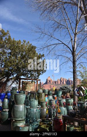 Sedona, AZ USA 1/13/2023. Son Silver West Galerien. Wunderschöne Vintage-Schilder, Kodak, Bob's Big Boy-Zeichen, Windspinner, mexikanische Rasenschmuck, Pfeffer Stockfoto