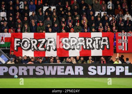 15-04-2023: Sport: Sparta gegen Heerenveen ROTTERDAM, NIEDERLANDE - APRIL 15: Fans von Sparta mit Banner während des Spiels Eredivisie Sparta Rotterdam und Stockfoto