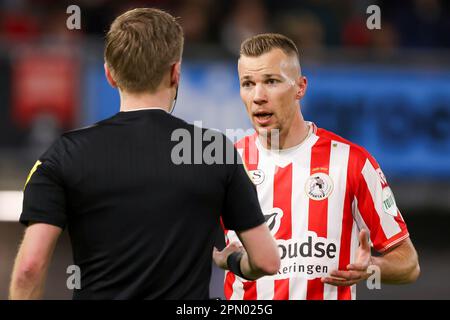 15-04-2023: Sport: Sparta gegen Heerenveen ROTTERDAM, NIEDERLANDE - APRIL 15: Schiedsrichter Ingmar Oostrom und Arno Verschueren (Sparta Rotterdam) während der m Stockfoto