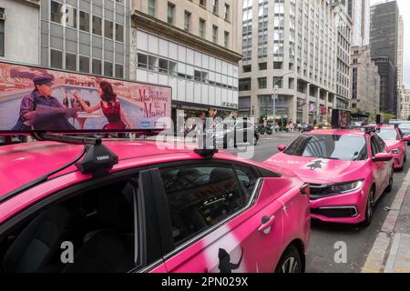 Cars Painted zur Werbung für „The Marvelous Mrs. Maisel“, New Season 2023, New York City, USA Stockfoto