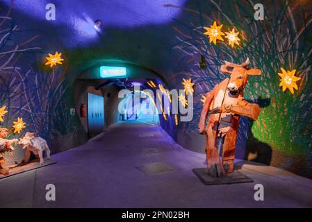 Hölzerne Tierstatue mit Dekorationen im beleuchteten alpentunnel Stockfoto