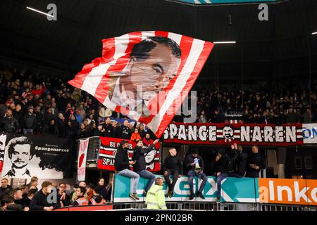 15-04-2023: Sport: Sparta gegen Heerenveen ROTTERDAM, NIEDERLANDE - APRIL 15: Fans von Sparta mit Banner während des Spiels Eredivisie Sparta Rotterdam und Stockfoto