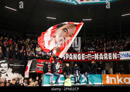 15-04-2023: Sport: Sparta gegen Heerenveen ROTTERDAM, NIEDERLANDE - APRIL 15: Fans von Sparta mit Banner während des Spiels Eredivisie Sparta Rotterdam und Stockfoto