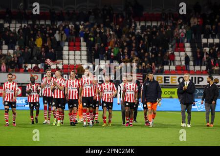 15-04-2023: Sport: Sparta gegen Heerenveen ROTTERDAM, NIEDERLANDE - APRIL 15: Spieler von Sparta sind glücklich, nachdem sie das Spiel während des Spiels Eredivisie gewonnen haben Stockfoto