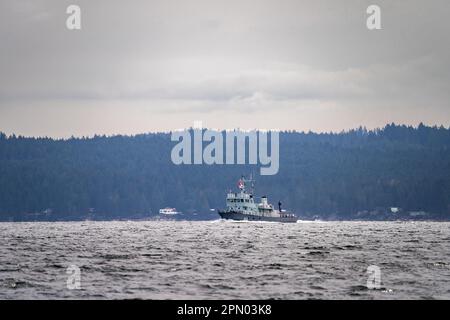 Das Kanadische Torpedoschiff Stikine segelt in nördlicher Richtung in der Straße von Georgia, nahe Nanaimo, British Columbia, Kanada. Stockfoto