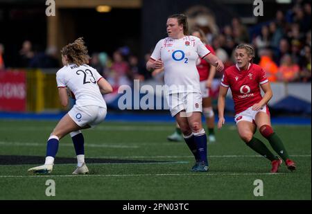 Cardiff, UK, 15. April 2023 Ellie Kildunne (England) (L) während der Tik Tok Womens Six Nations Rugby Wales gegen England im Cardiff Arms Park Cardiff Großbritannien am 15 2023. April Graham Glendinning / Alamy Live News Endstand: 3 - 59 Stockfoto