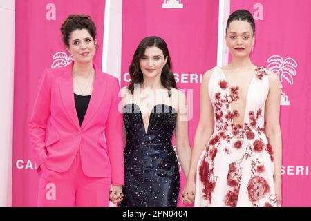 Cannes, Frankreich. 15. April 2023. Alice Birch, Rachel Weisz und Britne Olford posieren auf dem pinkfarbenen Teppich beim Canneseries International Festival 6. am 15. April 2023 in Cannes, Frankreich. Foto: David Niviere/ABACAPRESS.COM Kredit: Abaca Press/Alamy Live News Stockfoto