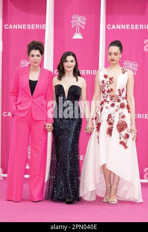 Cannes, Frankreich. 15. April 2023. Alice Birch, Rachel Weisz und Britne Olford posieren auf dem pinkfarbenen Teppich beim Canneseries International Festival 6. am 15. April 2023 in Cannes, Frankreich. Foto: David Niviere/ABACAPRESS.COM Kredit: Abaca Press/Alamy Live News Stockfoto