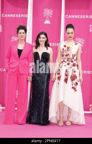 Cannes, Frankreich. 15. April 2023. Alice Birch, Rachel Weisz und Britne Olford posieren auf dem pinkfarbenen Teppich beim Canneseries International Festival 6. am 15. April 2023 in Cannes, Frankreich. Foto: David Niviere/ABACAPRESS.COM Kredit: Abaca Press/Alamy Live News Stockfoto