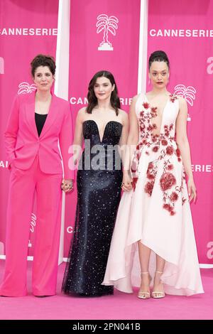 Cannes, Frankreich. 15. April 2023. Alice Birch, Rachel Weisz und Britne Olford posieren auf dem pinkfarbenen Teppich beim Canneseries International Festival 6. am 15. April 2023 in Cannes, Frankreich. Foto: David Niviere/ABACAPRESS.COM Kredit: Abaca Press/Alamy Live News Stockfoto