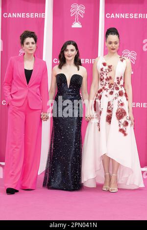 Cannes, Frankreich. 15. April 2023. Alice Birch, Rachel Weisz und Britne Olford posieren auf dem pinkfarbenen Teppich beim Canneseries International Festival 6. am 15. April 2023 in Cannes, Frankreich. Foto: David Niviere/ABACAPRESS.COM Kredit: Abaca Press/Alamy Live News Stockfoto