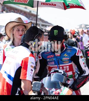 Austin, Texas, USA. 15. April 2023. 42 ALEX RINS LCR Honda Castrol Team hört seinem Team zu. (Kreditbild: © Hoss McBain/ZUMA Press Wire) NUR REDAKTIONELLE VERWENDUNG! Nicht für den kommerziellen GEBRAUCH! Kredit: ZUMA Press, Inc./Alamy Live News Stockfoto