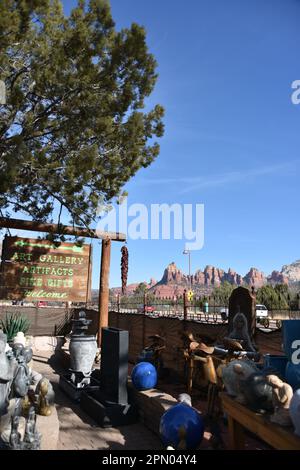 Sedona, AZ USA 1/13/2023. Son Silver West Galerien. Wunderschöne Vintage-Schilder, Kodak, Bob's Big Boy-Zeichen, Windspinner, mexikanische Rasenschmuck, Pfeffer Stockfoto