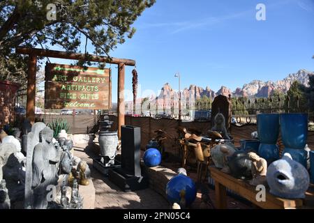 Sedona, AZ USA 1/13/2023. Son Silver West Galerien. Wunderschöne Vintage-Schilder, Kodak, Bob's Big Boy-Zeichen, Windspinner, mexikanische Rasenschmuck, Pfeffer Stockfoto