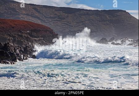 Surfen Sie vor El Golfo, Lanzarote, Kanarische Inseln, Kanarische Inseln, Spanien Stockfoto