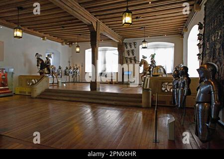 Großer Gerichtssaal im Fuerstenbau, Veste Coburg, Ausstellung von Courtly Weapons für Turniere und militärische Zwecke, Coburg, Oberfranken Stockfoto