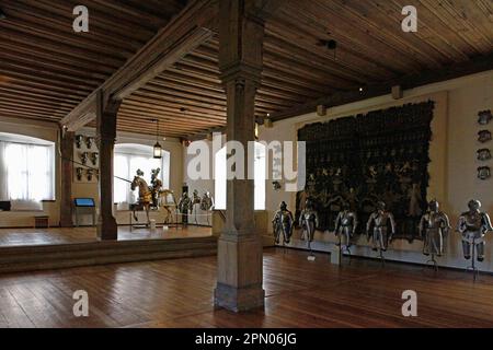 Großer Gerichtssaal im Fuerstenbau, Veste Coburg, Ausstellung von Courtly Weapons für Turniere und militärische Zwecke, Coburg, Oberfranken Stockfoto