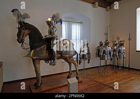 Großer Gerichtssaal im Fuerstenbau, Veste Coburg, Ausstellung von Courtly Weapons für Turniere und militärische Zwecke, Coburg, Oberfranken Stockfoto