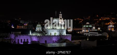 Stadtzentrum von Quito bei Nacht mit beleuchteter Kirche Compania de Jesus, Quito, Ecuador. Stockfoto