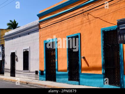 Die wunderschönen Fassaden restaurierter Gebäude in einer Straße von Merida, Yucatan, Mexiko. Stockfoto