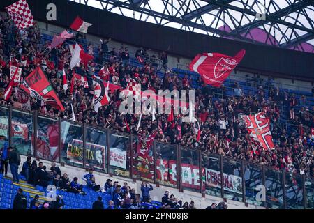 AC Monza Fans im Stadion San Siro während der italienischen Meisterschaft Serie Ein Fußballspiel zwischen FC Internazionale und AC Monza am 15. April 2023 im U-Power Stadium in Monza, Italien - Foto Luca Rossini / E-Mage Credit: Luca Rossini/E-Mage/Alamy Live News Stockfoto