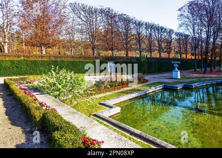 Idyllische blattfarbene Herbstlandschaft mit Teichstatuen und Topfpflanzen im Saint-Cloud Park. Paris - sonniger, orangefarbener Tag im Herbst (Oktober)i Stockfoto