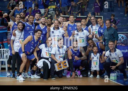 Franca, Brasilien. 15. April 2023. Die Spieler von Minas feiern am 15. April im Pedro Morilla Fuentes Gymnasium in Franca, Sao Paulo, Brasilien, nachdem sie Quimsa (ARG) im dritten Platz der FIBA Basketball Champions League Americas (BCLA) besiegt haben. 2023. (Foto: Igor do Vale/Sipa USA) Guthaben: SIPA USA/Alamy Live News Stockfoto