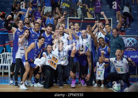 Franca, Brasilien. 15. April 2023. Die Spieler von Minas feiern am 15. April im Pedro Morilla Fuentes Gymnasium in Franca, Sao Paulo, Brasilien, nachdem sie Quimsa (ARG) im dritten Platz der FIBA Basketball Champions League Americas (BCLA) besiegt haben. 2023. (Foto: Igor do Vale/Sipa USA) Guthaben: SIPA USA/Alamy Live News Stockfoto