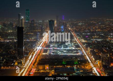 Nächtliches Panorama der Innenstadt von Riad, Al Riad, Saudi-Arabien Stockfoto