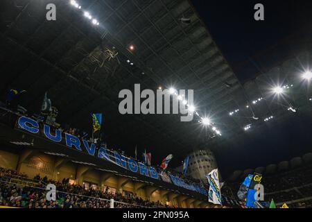 Inter-FC-Fans während des Fußballspiels der italienischen Serie A zwischen dem Inter FC Internazionale AC Monza am 15. April 2023 im Stadion Giuseppe Meazza San Siro Siro in Mailand, Italien. Foto Tiziano Ballabio Kredit: Tiziano Ballabio/Alamy Live News Stockfoto