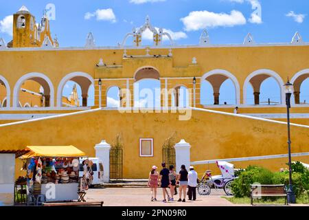 Das Kloster, Touristen, ein Verkäufer und eine Pferdekutsche in der gelben Stadt Izamal, Yucatan, Mexiko. Stockfoto