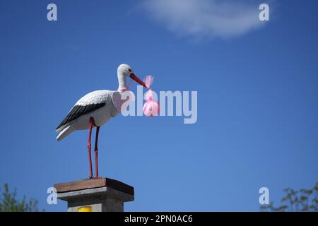 Weißer Storch verkündet die Geburt eines kleinen Mädchens. Geburt eines Neugeborenen Stockfoto